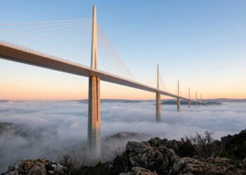 A ponte de 343 metros que supera a altura da Torre Eiffel e se tornou uma das obras mais impressionantes do mundo