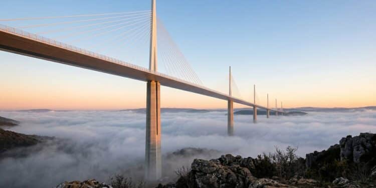 A ponte de 343 metros que supera a altura da Torre Eiffel e se tornou uma das obras mais impressionantes do mundo