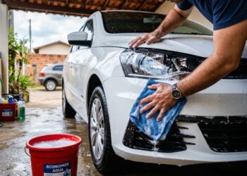 Lavar com mangueira pode gastar até 500 litros de água enquanto o balde usa cerca de 50