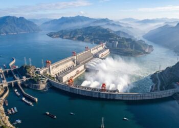 A maior hidrelétrica do mundo tem 185 metros e deslocou 1,3 milhão de pessoas para sair do papel