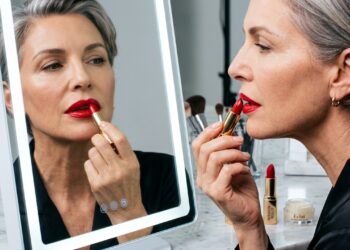 Cinco batons cremosos com ação lifting que diminuem até 30% das rugosidades em lábios 50+