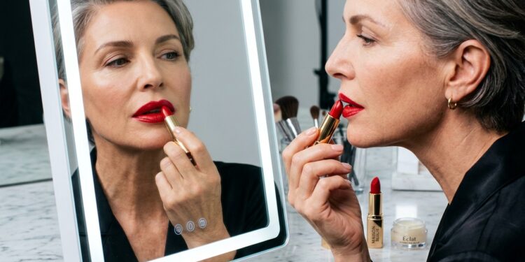 Cinco batons cremosos com ação lifting que diminuem até 30% das rugosidades em lábios 50+