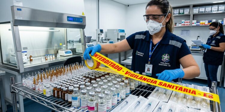 Anvisa suspende medicamentos manipulados após identificar riscos de contaminação em farmácia