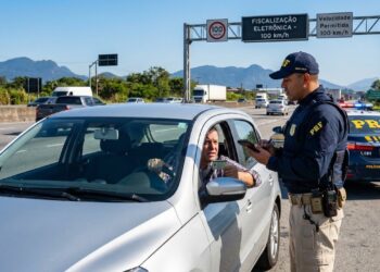 Parece exagero, mas ultrapassar o limite de velocidade em mais de 50% pode gerar multa de R$ 880 e suspensão da CNH