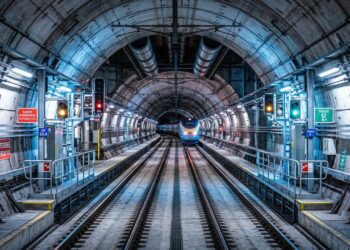 O túnel quase invisível sob o Canal da Mancha movimenta milhões e sustenta uma ligação estratégica