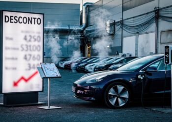 Stellantis e Ford amargam perdas de US$ 51 bilhões com carros elétricos e mudam foco para um novo futuro