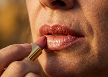 4 batons cremosos que ajudam a valorizar lábios maduros após os 50 e ainda hidratam