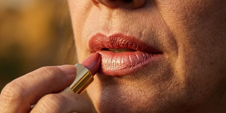 4 batons cremosos que ajudam a valorizar lábios maduros após os 50 e ainda hidratam