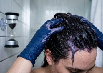 Shampoo tonalizante de farmácia cobre até 70% dos fios brancos e é opção prática para mulheres 40+