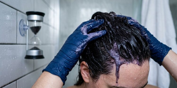 Shampoo tonalizante de farmácia cobre até 70% dos fios brancos e é opção prática para mulheres 40+