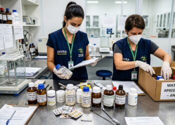 Nova operação da Anvisa em março de 2026 suspende quatro farmácias de manipulação por venderem fórmulas prontas com risco de infecção