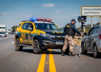 Operação da PRF deixa mais de 300 motoristas multados por estacionamento irregular no acostamento em Niterói