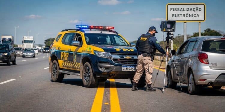 Operação da PRF deixa mais de 300 motoristas multados por estacionamento irregular no acostamento em Niterói