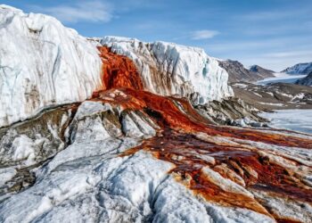A cachoeira de sangue da Antártida esconde um fenômeno raro sob uma geleira