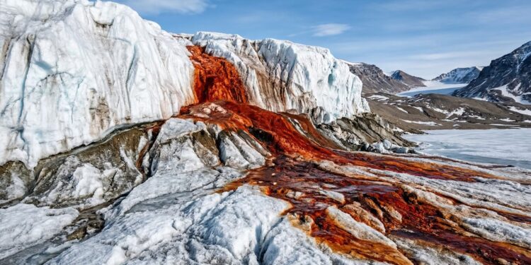 A cachoeira de sangue da Antártida esconde um fenômeno raro sob uma geleira