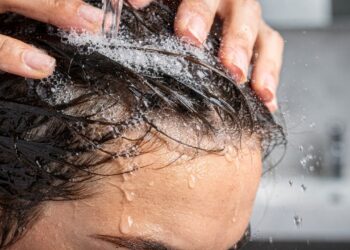 Quantas vezes por semana é ideal lavar o cabelo para evitar queda e fios brancos precoces