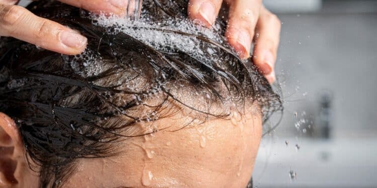 Quantas vezes por semana é ideal lavar o cabelo para evitar queda e fios brancos precoces