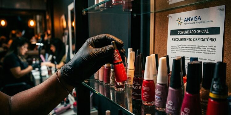 Anvisa manda recolher esmaltes em gel após descobrir substância proibida nos produtos