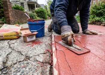 Misturar cimento com pó xadrez está renovando calçadas sem precisar quebrar tudo