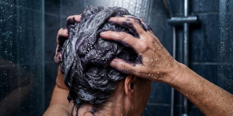 Adeus fios brancos: 3 shampoos xodózinhos que ajudam sem precisar de tintura