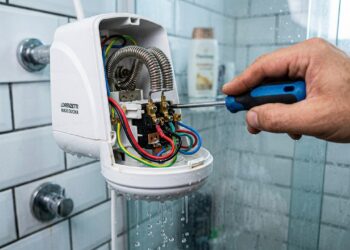 Antes de trocar o chuveiro que parou de esquentar vale conferir alguns detalhes que muita gente esquece