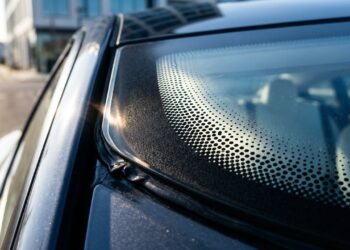 Quase ninguém percebe, mas os pontos no vidro do carro possui uma função essencial