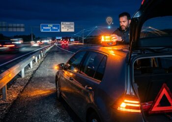 Nova regra começa a aplicar multa de R$ 485 a motoristas que não portarem farol giratório no veículo