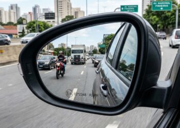 Nova regra do Contran sobre mudanças nos retrovisores gera multa grave de R$ 195 para motoristas e retenção do veículo