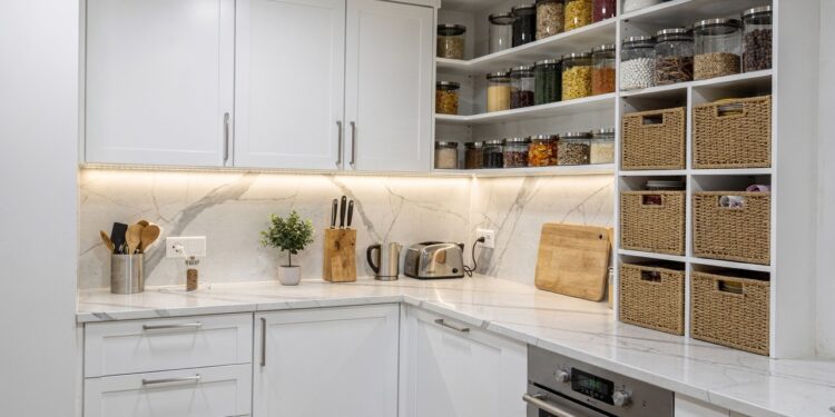 6 truques baratos transformam a cozinha simples em ambiente com visual de planejada gastando em média R$ 300