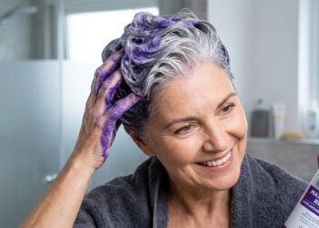 Técnica para cabelos grisalhos usa shampoo com pausa de 2 minutos e limite de 3 lavagens por semana