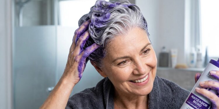 Técnica para cabelos grisalhos usa shampoo com pausa de 2 minutos e limite de 3 lavagens por semana