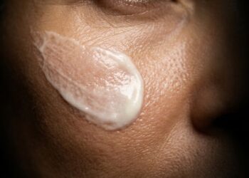 Cremes baratos que suavizam linhas, custam a partir de R$ 25 e ainda protegem do sol