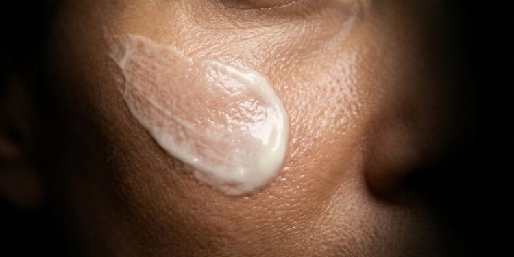 Cremes baratos que suavizam linhas, custam a partir de R$ 25 e ainda protegem do sol