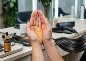 5 óleos capilares baratinhos que dão brilho espelhado, reduzem o frizz e não pesam nos fios
