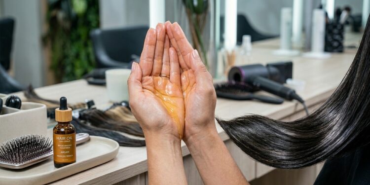 5 óleos capilares baratinhos que dão brilho espelhado, reduzem o frizz e não pesam nos fios
