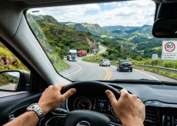 Velocidade máxima permitida nas estradas foi alterada e motoristas precisam ficar atentos