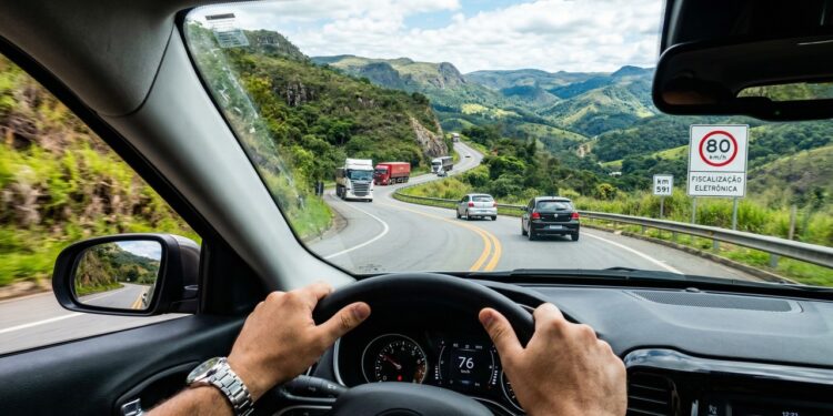 Velocidade máxima permitida nas estradas foi alterada e motoristas precisam ficar atentos