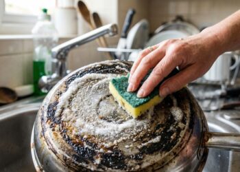 Esse combo de ingredientes comuns da cozinha pode ajudar a tirar crosta pesada de panelas e grades