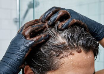 Adeus fios brancos: essa técnica cobre 100% da raiz dos cabelos grisalhos em apenas 7 minutos