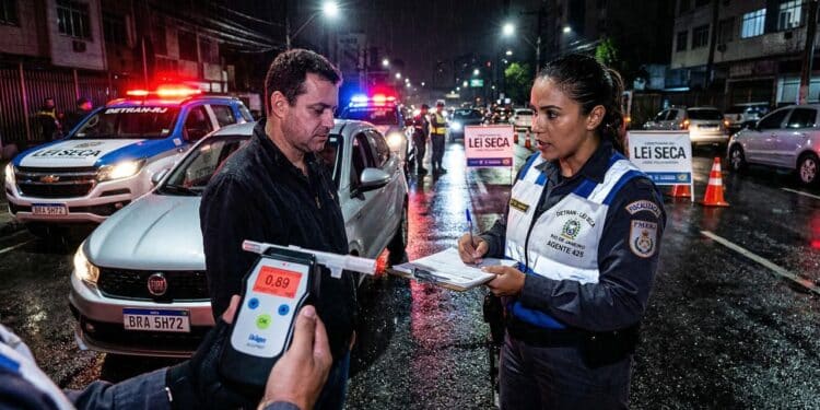 Nova regra eleva punição para quem insiste em beber e dirigir a R$ 29.347 em 2026 e suspende a CNH por até 10 anos após acidentes fatais