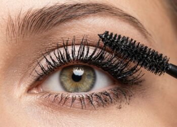 Adeus aos cílios postiços: técnica simples deixa os fios mais longos e volumosos