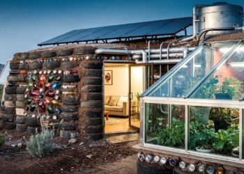 Erguidas com pneus usados e latas recicladas, essas casas no deserto mantêm 22 °C o ano inteiro com água portável