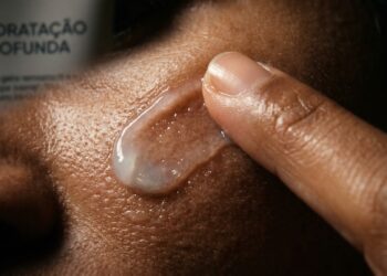 Adeus pele oleosa: cremes nacionais a partir de R$ 35 que combatem a oleosidade e hidratam por 8 horas