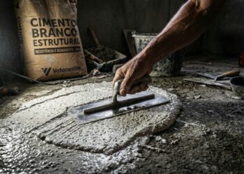 Piso com pó de mármore imita pedra natural, dura décadas e quase não dá trabalho ou sujeira