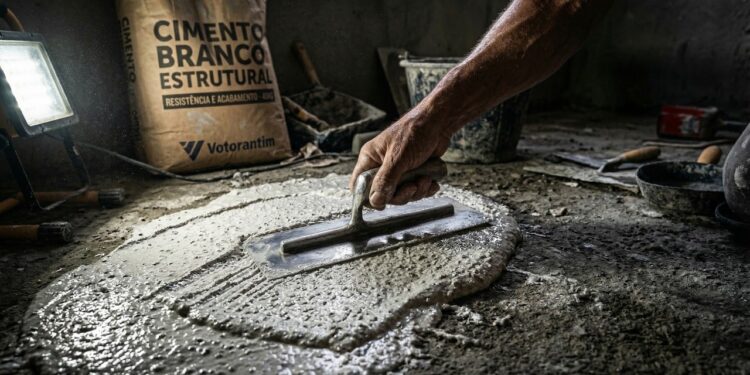 Piso com pó de mármore imita pedra natural, dura décadas e quase não dá trabalho ou sujeira