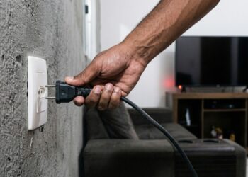 Deixar a TV na tomada consome até 2W por dia e pode custar uma bagatela por ano na conta de luz