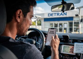 Lei da CNH em 2026 fixa multa automática de R$ 1,4 mil para motorista que não fizer exame obrigatório