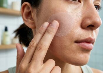 4 protetores solares faciais baratinhos a partir de R$ 30 que seguram a oleosidade e deixam a pele sequinha