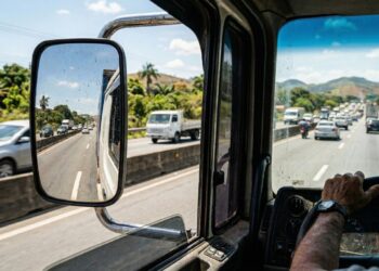 Lei que muda uso de retrovisores já está em vigor e surpreende motoristas desprevenidos com multa de R$ 195