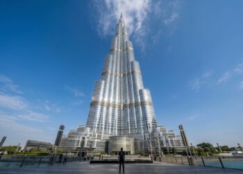 O prédio mais alto do mundo fica em Dubai, tem 828 metros e virou marco da engenharia contemporânea